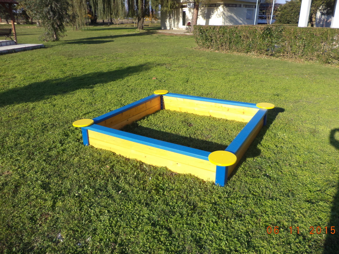 60.03 WOODEN SAND SPACE