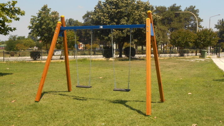 10.00 DOUBLE WOODEN CHILDREN’S SWING