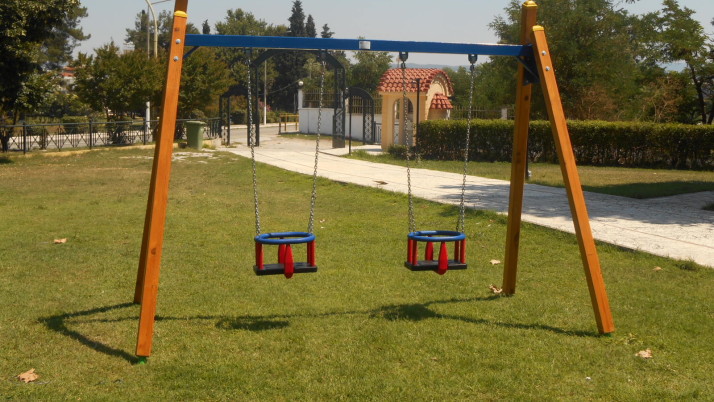 11.00 TWO SEATER WOODEN SWING FOR TODDLERS